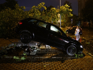 Евакуисано 15 људи због невремена, без струје делови Војводине и Београда, пао кран на Новом Београду, привремено затворен аеродром "Никола Тесла"