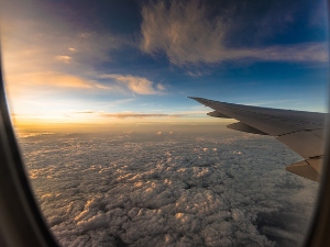 Авионом путује на посао, јер је кирија за стан скупља