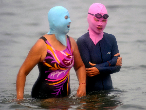 Пекинг гори, а Кинези носе бикиније за лице