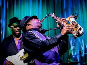 Свеци марширају