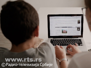 Колико деца користе интернет и ризици којима су изложени