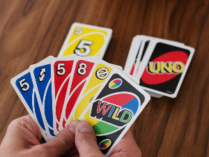 Компанија Мател плаћа 277 долара на сат да играте ново издање карташке игре Уно