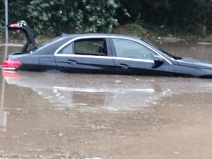Падавине током ноћи, али се не очекује невреме; Олуја у Београду обарала дрвеће, град ломио прозоре, аутомобили под водом
