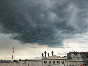 Током поподнева и вечери пљускови са грмљавином, локално могућ град и олујни ветар