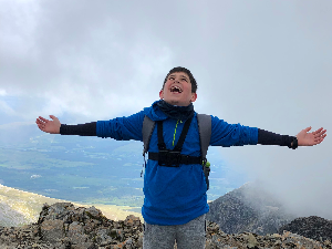 Лахлан, дечак на врху