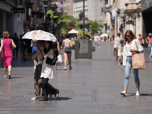 Пролазно наоблачење, понегде пљускови, температура до 27 степени