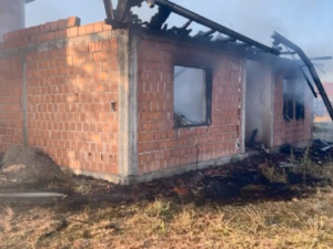 Запаљена кућа повратника у Вучитрну