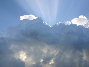 Данас промењиво облачно и топло, могући краткотрајни пљускови