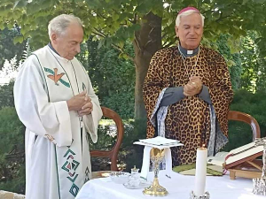 За мису на отвореном монсињор одабрао мантију леопард дезена