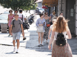 У Србији и данас топло, увече стижу пљускови и грмљавина