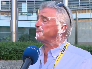 Две кремпите за извршног директора „Рајанера“, поклон од климатских активиста