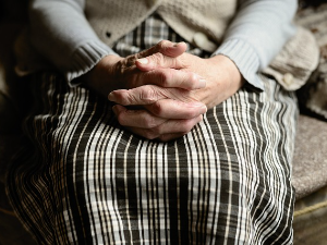 Дим из оџака као једини знак да је комшија добро – трећина старих у Србији живе сами, многи без икакве помоћи 