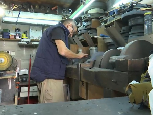 Некада поправљао авионе, а сада оштри ножеве и маказе