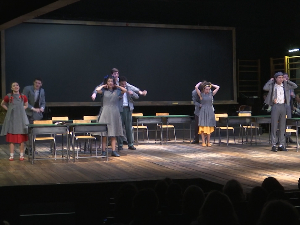 Падобран као море, стиропор као оружје – трикови мајстора сценографије без којих је представа немогућа