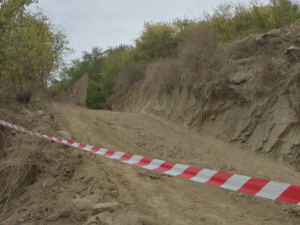 Обустављена градња пута преко православног гробља у Митровици