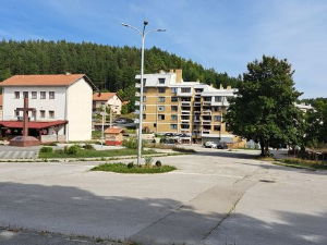 Приступачан програм: Квадратура круга -Град пустих кућа, фабрика, улица и пустих живота (СЗЈ)