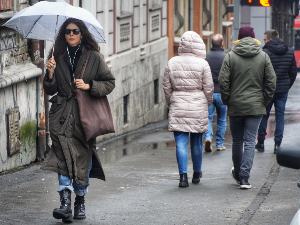 Топлији зимски дан у већем делу Србије, понегде уз кишобран