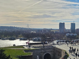 Облачно, понегде киша, али и даље топло