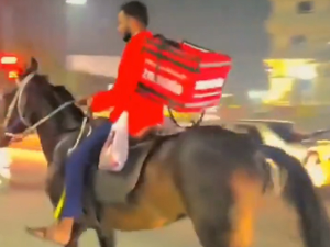 Нервирају вас на скутерима и бициклима? Замислите достављаче на коњима