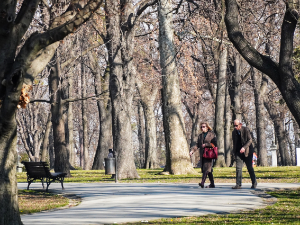 Смена сунца и облака, ветар на истоку - температура до 13 степени