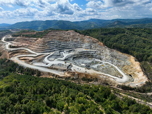 Србија Зиђин Копер: Због блокаде пута принуђени смо да обуставимо рад у руднику "Ново Церово" 