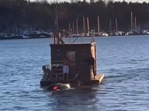 Срећа у несрећи – слетиш „теслом“ у ледени фјорд Осла, а у помоћ ти стигне плутајућа сауна