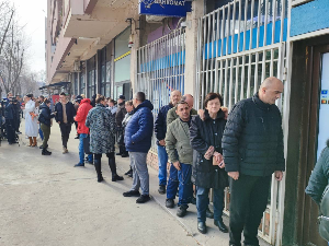 Редови за подизање динара на КиМ