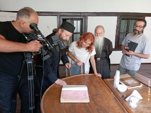 Право на сутра-Дечани, до неба уздигнути