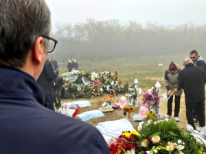 Вучић у Ковиљу обишао гробове троје настрадалих на Железничкој станици у Новом Саду