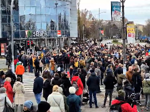 Месец дана од трагедије у Новом Саду, протест на Тргу слободе и поруке исписане црвеном бојом