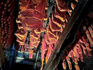 Квадратура круга-Село које живи од пршуте и печења