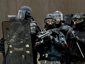 У име реда и закона: Несмртоносно оружје, 2-2