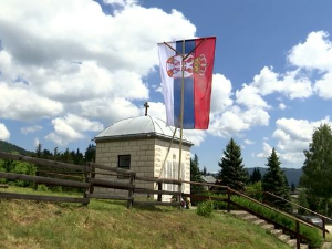 Родославци: Знамења