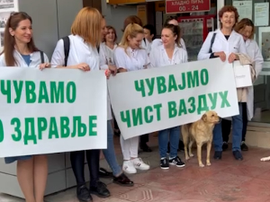 Запослени у Апотекарској установи у Краљеву не одустају од захтева