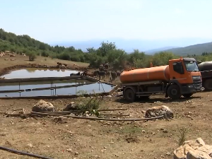 Војска и комунално предузеће допремили воду за хиљаду грла стоке на Сувој планини