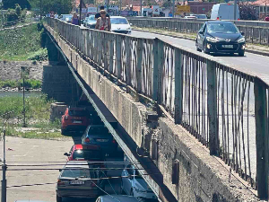 Оштећен мост на Ибру у Краљеву, забрањен саобраћај за теретна возила