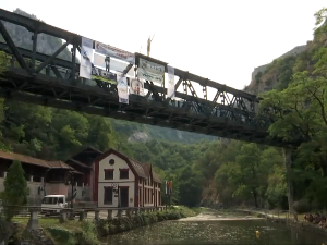 Ласта са 16 метара у Ђетињу, најхрабрији скакали са Старог железничког моста у Ужицу