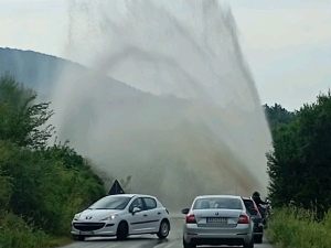 Велика хаварија на водоводу у Алексинцу, због гејзира је био прекинут саобраћај ка Сокобањи