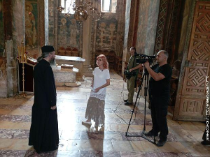 Право на сутра-Дечани до неба уздигнути