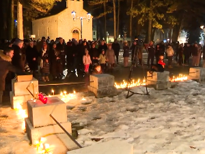 На Цетињу и широм Црне Горе грађани пале свеће за 12 страдалих суграђана – нападач осуђиван, полицији јављена погрешна адреса места пуцњаве