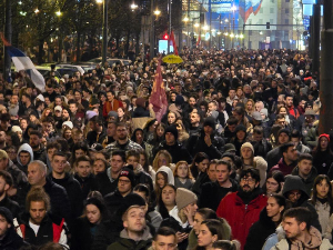 Студенти блокирали бројне раскрснице, протести широм Србије и испред зграде РТС-а -  повређена студенткиња у инциденту на Новом Београду