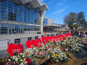Комеморативним скуповима и парастосима обележено годину дана од пада надстрешнице на Железничкој станици у Новом Саду
