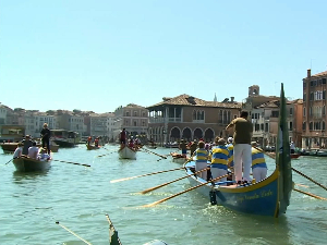 Усамљени, залутали делфин плива између бродова и таласа у лагуни Венеције Усамљени, залутали делфин плива између бродова и таласа у лагуни Венеције
