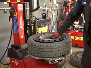 Зимске гуме у летњем дану – закон каже мора, термометар се не слаже 