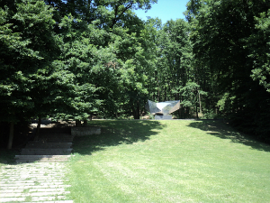 Усташким симболима оскрнављена скулптура у Спомен-парку Дотршћини