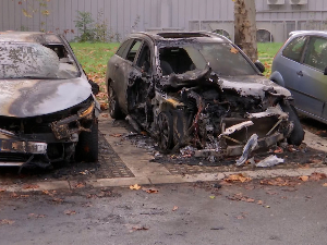 Аутомобил изгорео на паркингу на Вождовцу