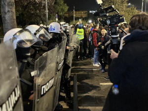 Кордон полиције између две групе грађана испред Скупштине - летелe су флаше и петарде