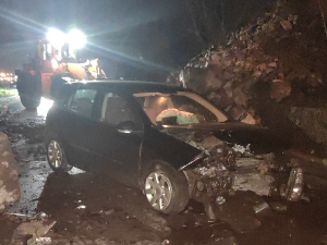 Одрон на Ибарској магистрали – стена оштетила аутомобил, саобраћај отежан