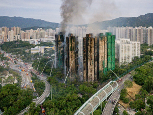 Расте број жртава у стамбеном комплексу у Хонг Конгу, ватрогасци се још боре са пожаром