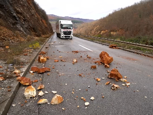 Узрок појаве одрона на путу   